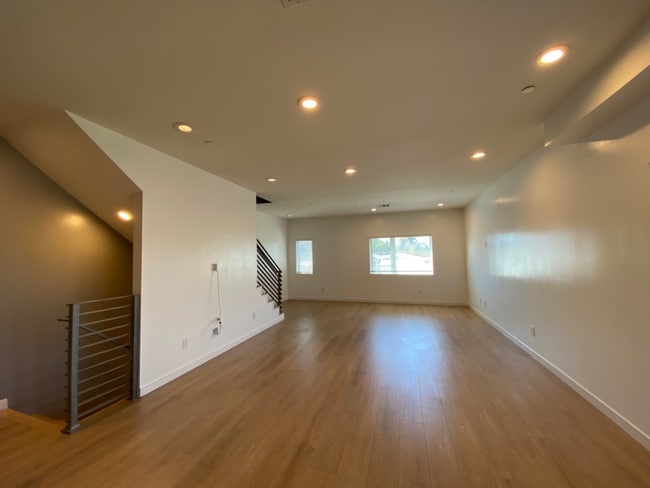 Building Photo - 6413 1/2 Lexington Ave