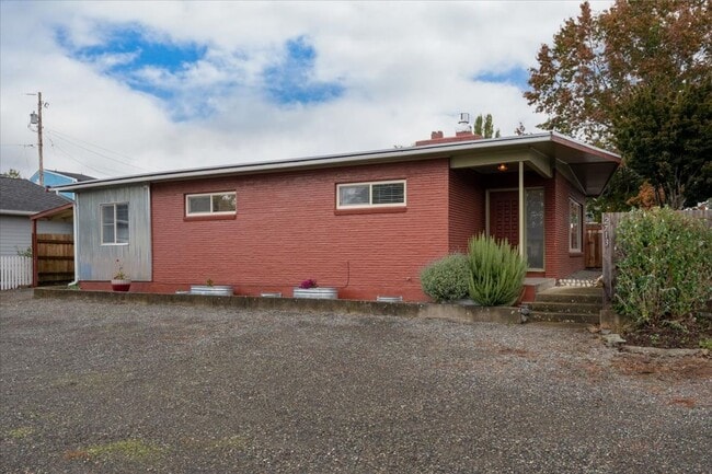 Building Photo - MOVE IN SPECIAL! 3 Bed 2 bath home with of...