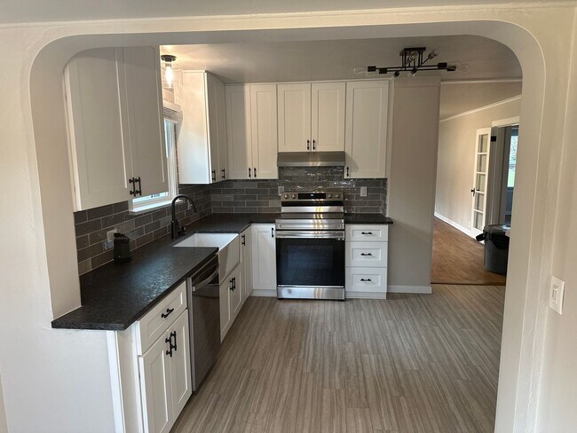 Building Photo - Just renovated 3 bedroom home in Sedro Woo...