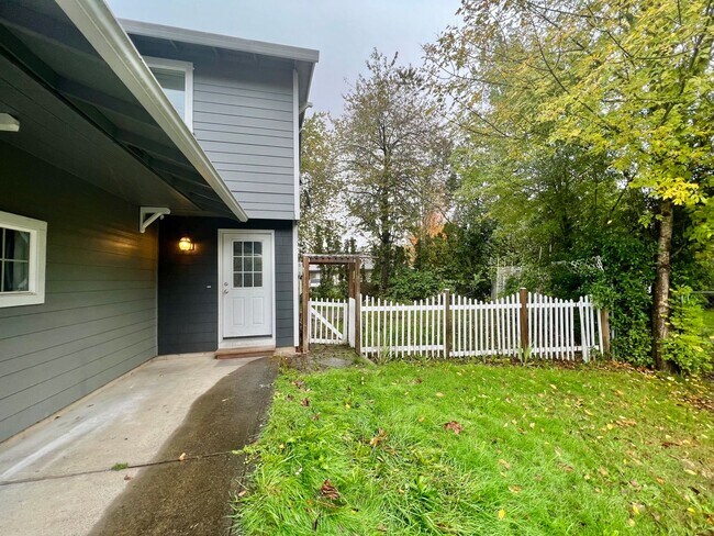 Building Photo - 912-916 NE Hacienda Ct