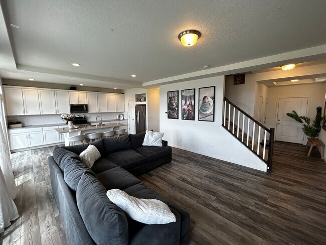 Foto del edificio - 3 Bed 3 bath house in Banning Lewis!