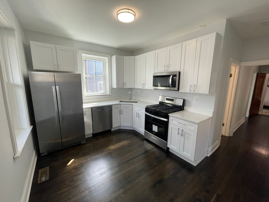 Kitchen - 4737 N Maplewood Ave