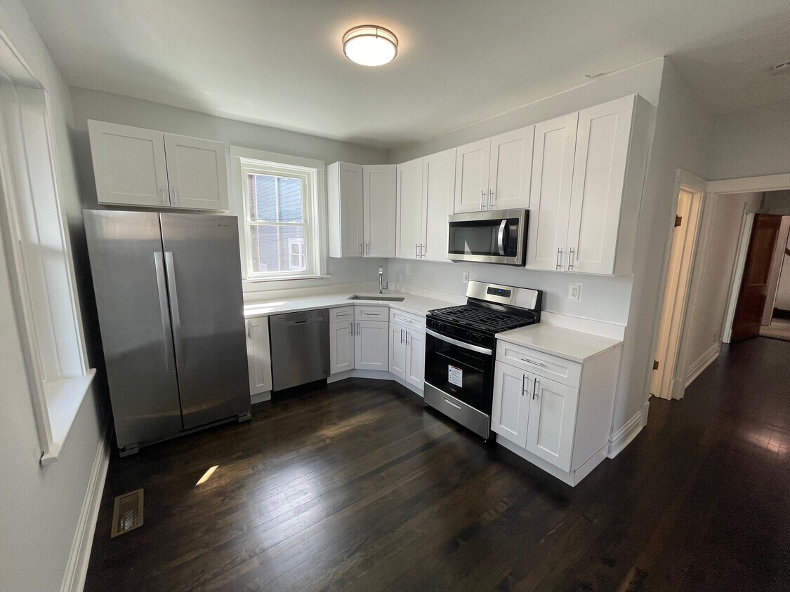 Kitchen - 4737 N Maplewood Ave