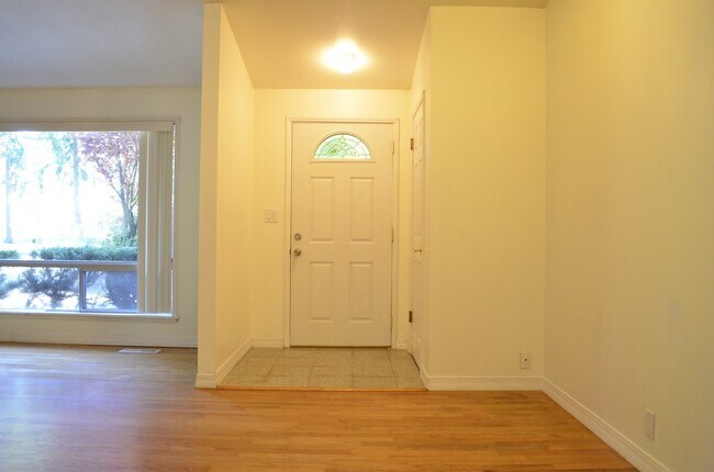 Building Photo - New Kitchen!! Beautiful family home w/extr...