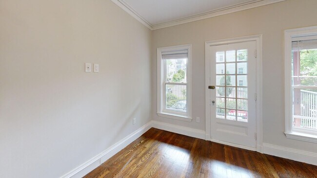 Building Photo - Charming 3 Bedroom