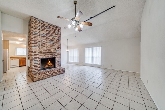 Building Photo - 4-BEDROOM HOME ON CORNER LOT IN WOODCREST