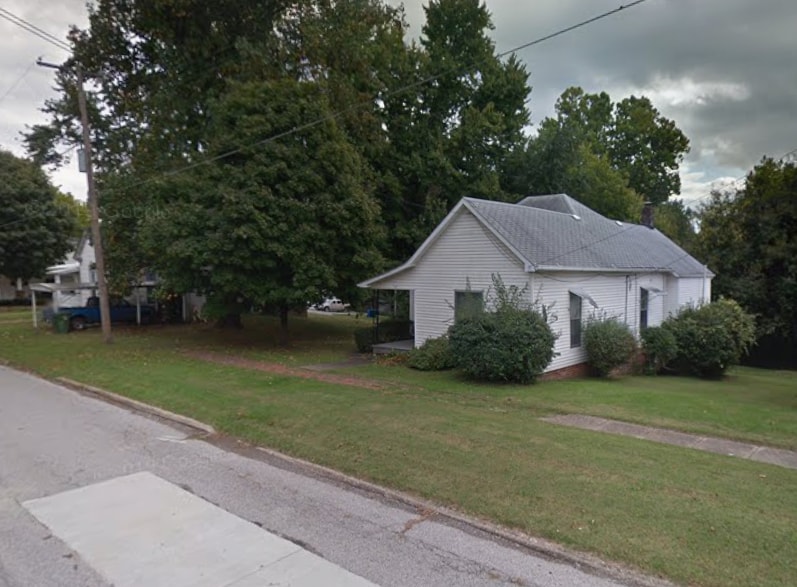 Building Photo - 109 E Plum St