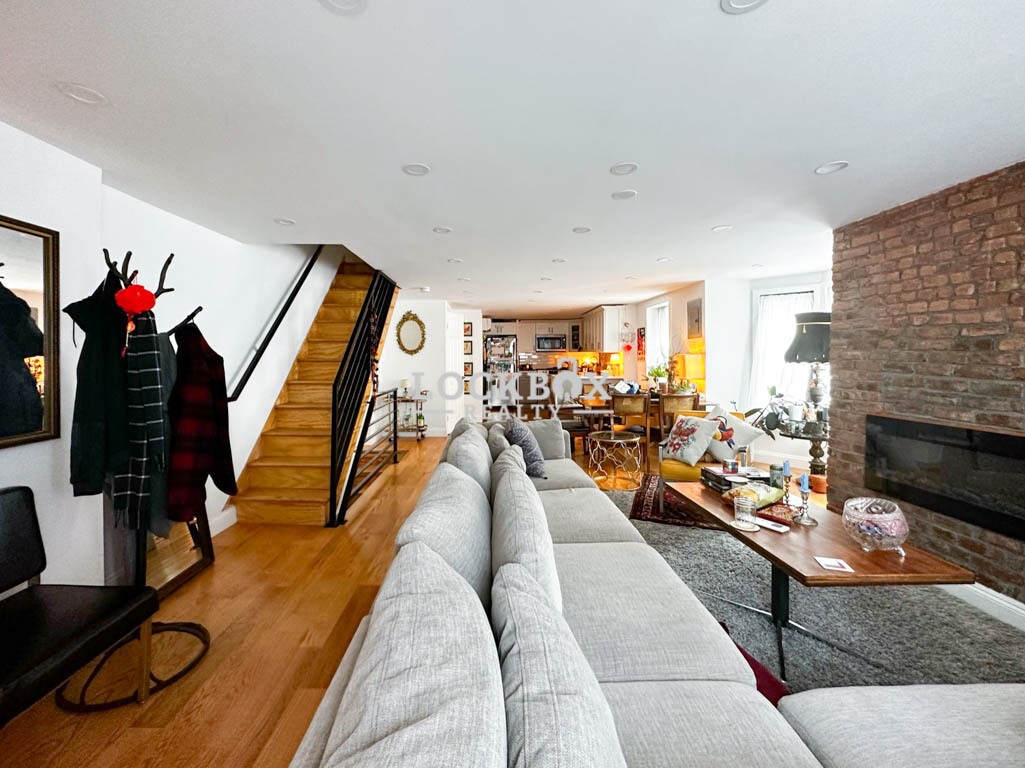 Foto principal - 787 Willoughby Ave