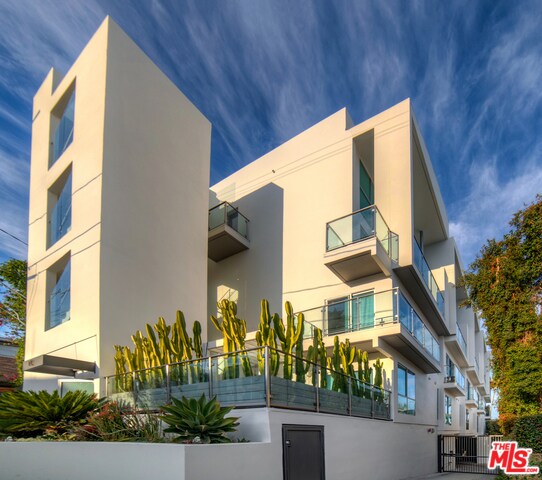 Foto del edificio - 912 N San Vicente Blvd