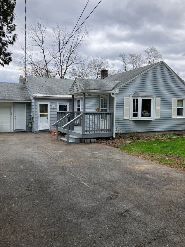 Primary Photo - Updated Kitchen 3-4 bed ranch Mattydale