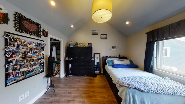 Foto del edificio - 329 W 4th St