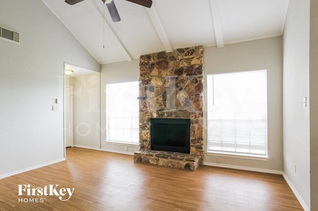 Foto del edificio - 5406 Carousel Cir