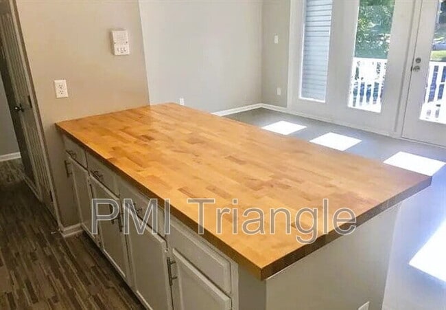 Building Photo - 1320 Park Glen Dr