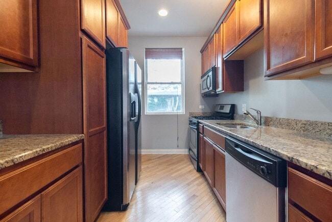 Building Photo - Available 9/1 - Bright 2-bed 1-Bath condo ...