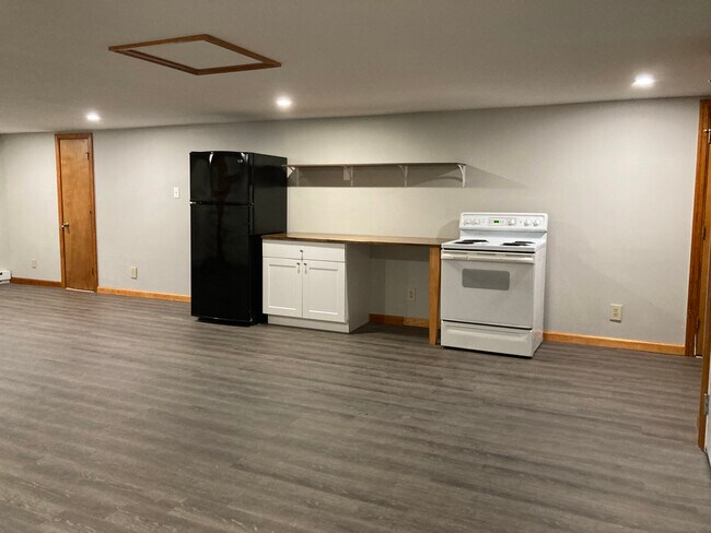 Kitchen area - 5724 Hawthorne Ln