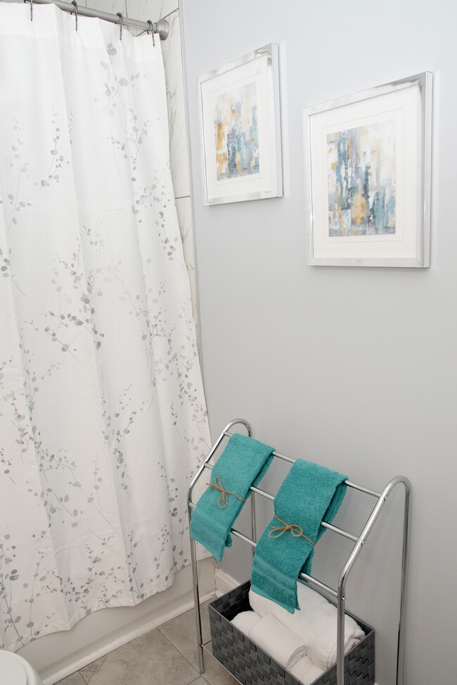 Shared bathroom - 2924 1st Ave SW