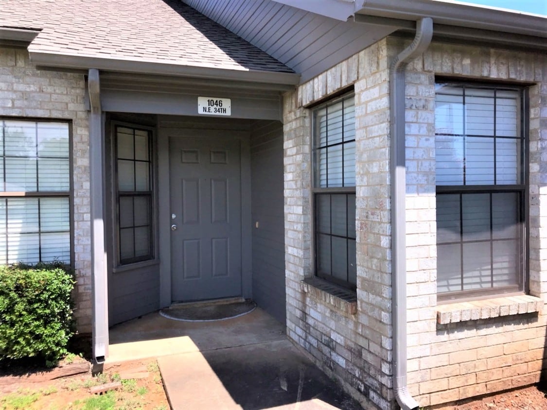 Primary Photo - 1046 34th NE