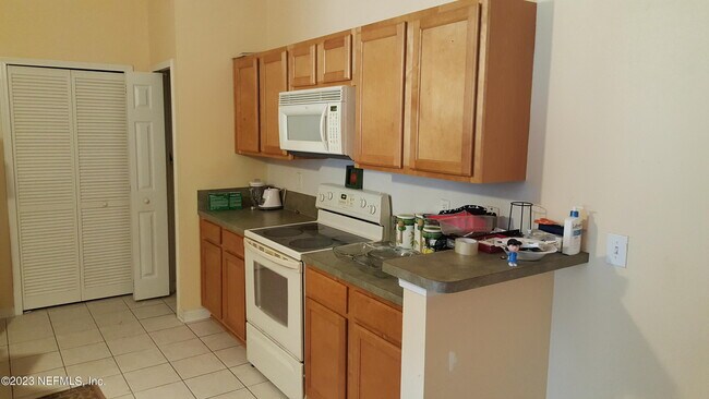 Foto del edificio - 7920 Merrill Rd