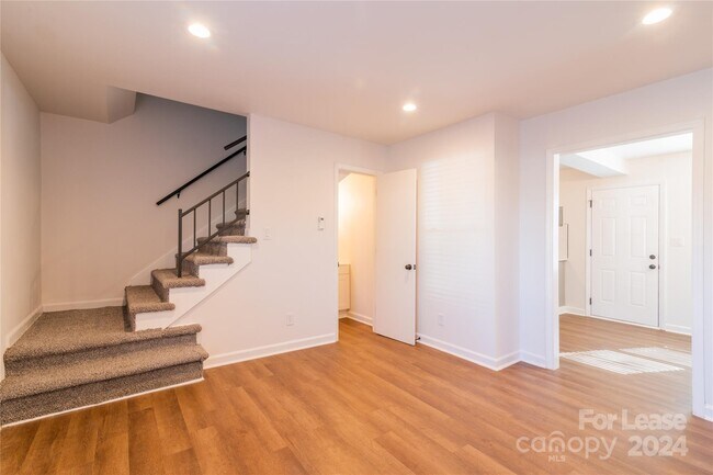Building Photo - 933 Cantwell St