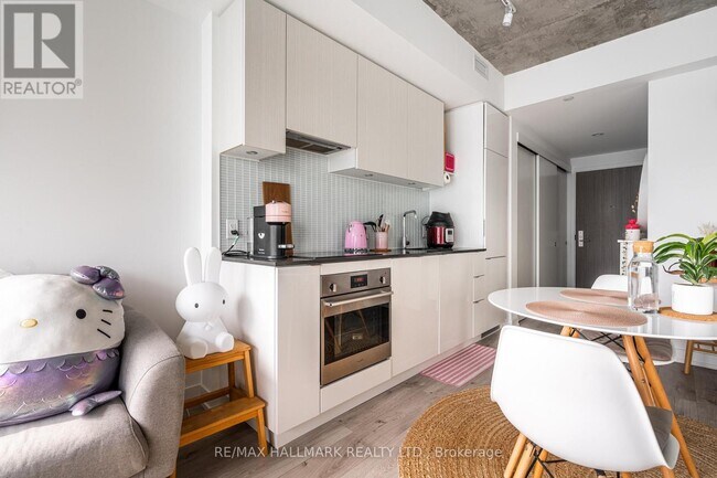 Photo du bâtiment - 161 Roehampton Ave
