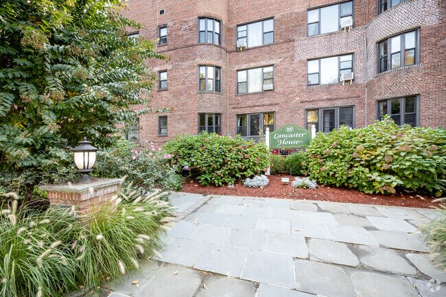 Foto del edificio - The Russell House South