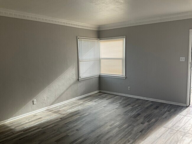 Sala de estar grande - 1709 S Redondo Blvd