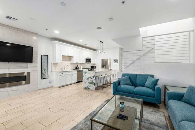 Building Photo - 1718 W Colter St