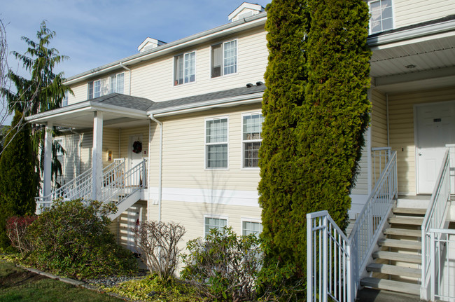 Townhouse Style Entrance - Sunset Pond Apartments