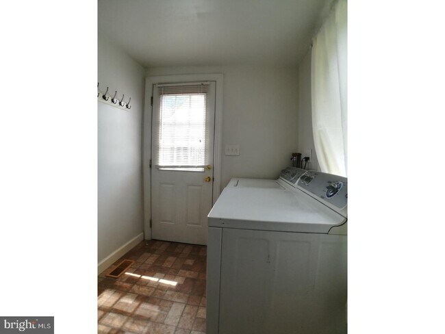 Foto del edificio - 246 Moorehead Ave