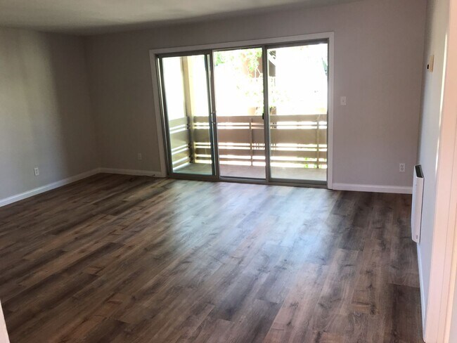 Foto del edificio - Awesome Remodeled Top Floor condo in Point Loma Tennis Club