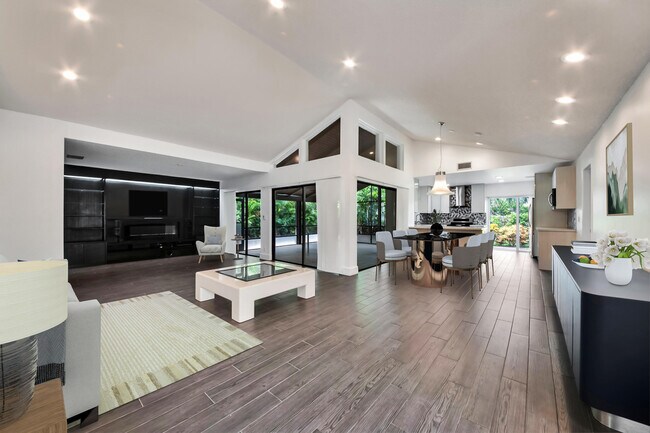 Foto del edificio - 5529 Lakeview Mews Terrace