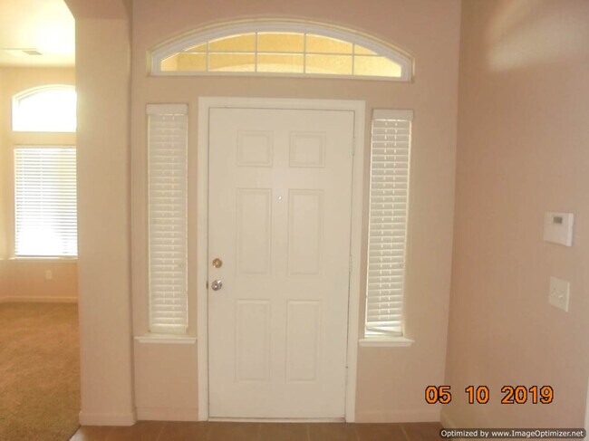 Foto del edificio - GORGEOUS! Sanger 4/2 With 3 Car Garage!