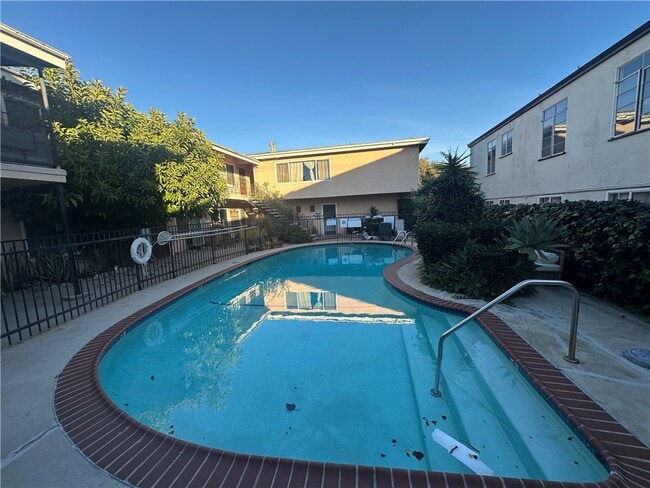 Building Photo - 5840 Hazeltine Ave