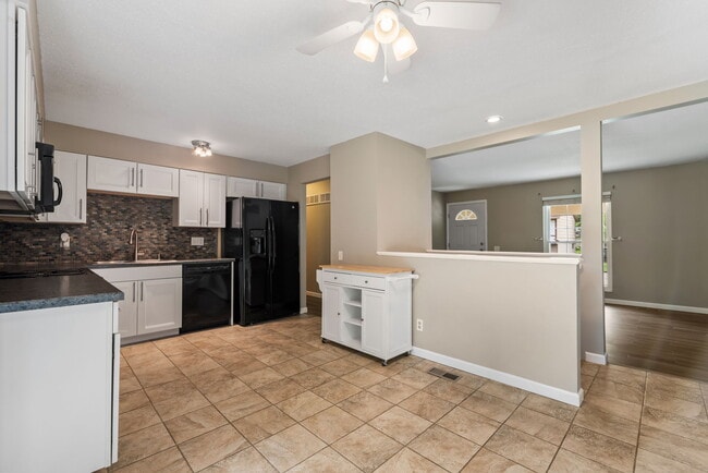 Building Photo - 2406 Village Glen Ct