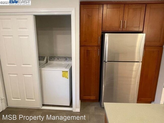 Building Photo - 3 br, 2 bath House - 1140 Detroit Ave. #11