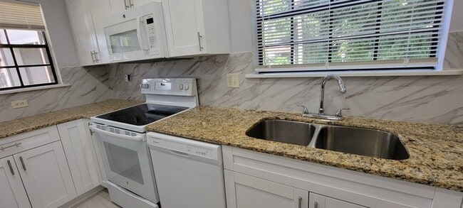 Foto del edificio - 5288 Treetops Dr