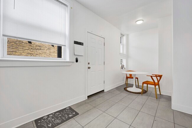 Foto del edificio - 3226 W Potomac Ave