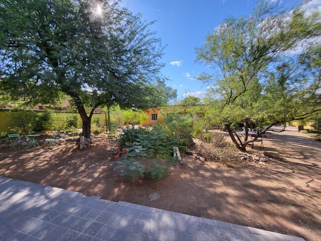 Foto del edificio - 716 N Palo Verde Blvd
