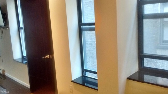 Foto del edificio - 8 Manhattan Ave