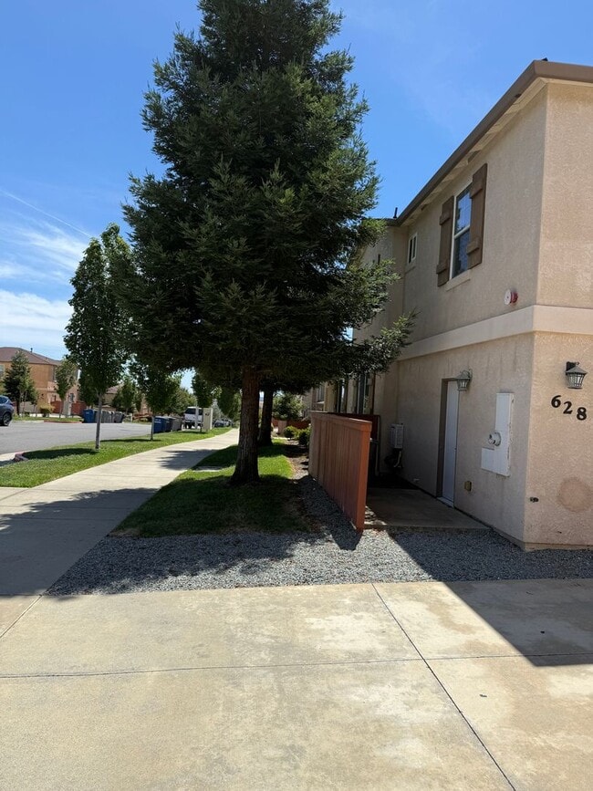 Building Photo - 3-bedroom, 2.5-bathroom townhouse located ...