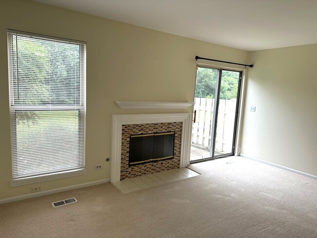 Building Photo - 220 Steeplechase Ct