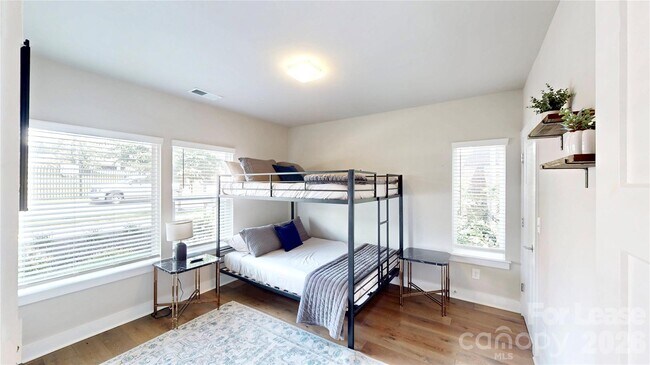 Foto del edificio - 2115 Isom St