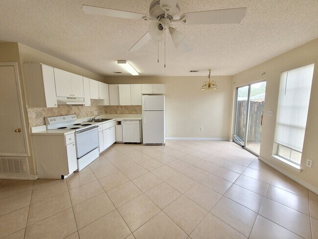 Building Photo - 647 Virginia Oak Ct