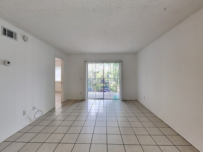Building Photo - 2550 S Park Ave