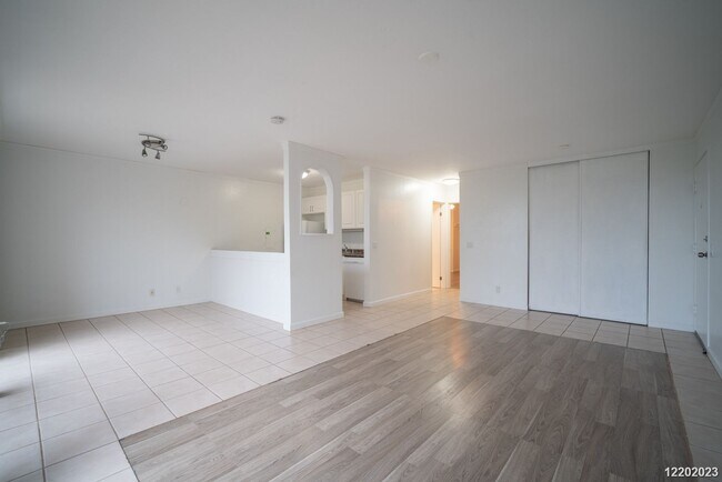 Foto del edificio - This 2 bedroom, 1 bathroom unit is on the 2nd story in the Makaha Valley Plantation condos. It is...