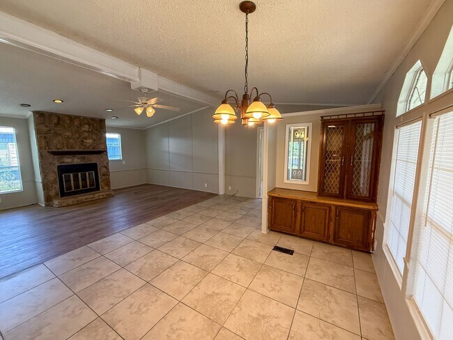 Foto del edificio - 3 bedroom 2 bath mobile home with tons of ...