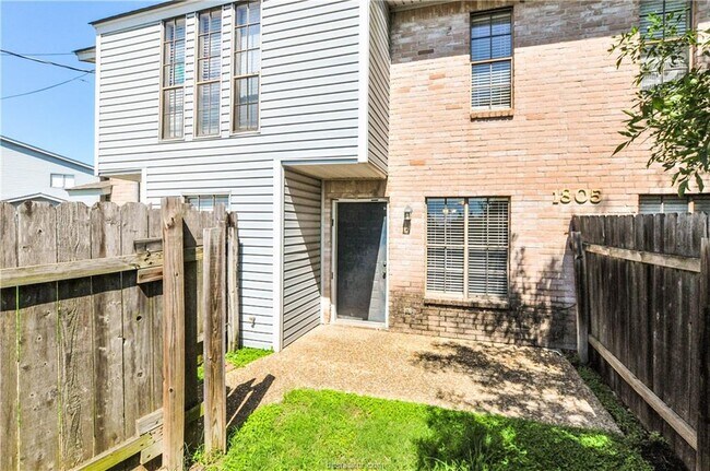Building Photo - 1807 Woodsman Dr