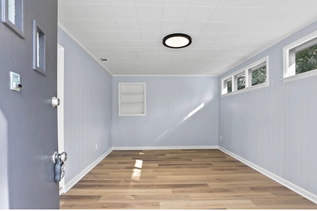 Building Photo - 6 Ranchland Dr