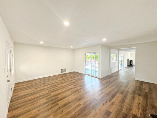 Foto del edificio - 8015 Grove St