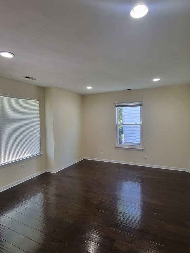 Building Photo - Short term rental 3 to 6 months